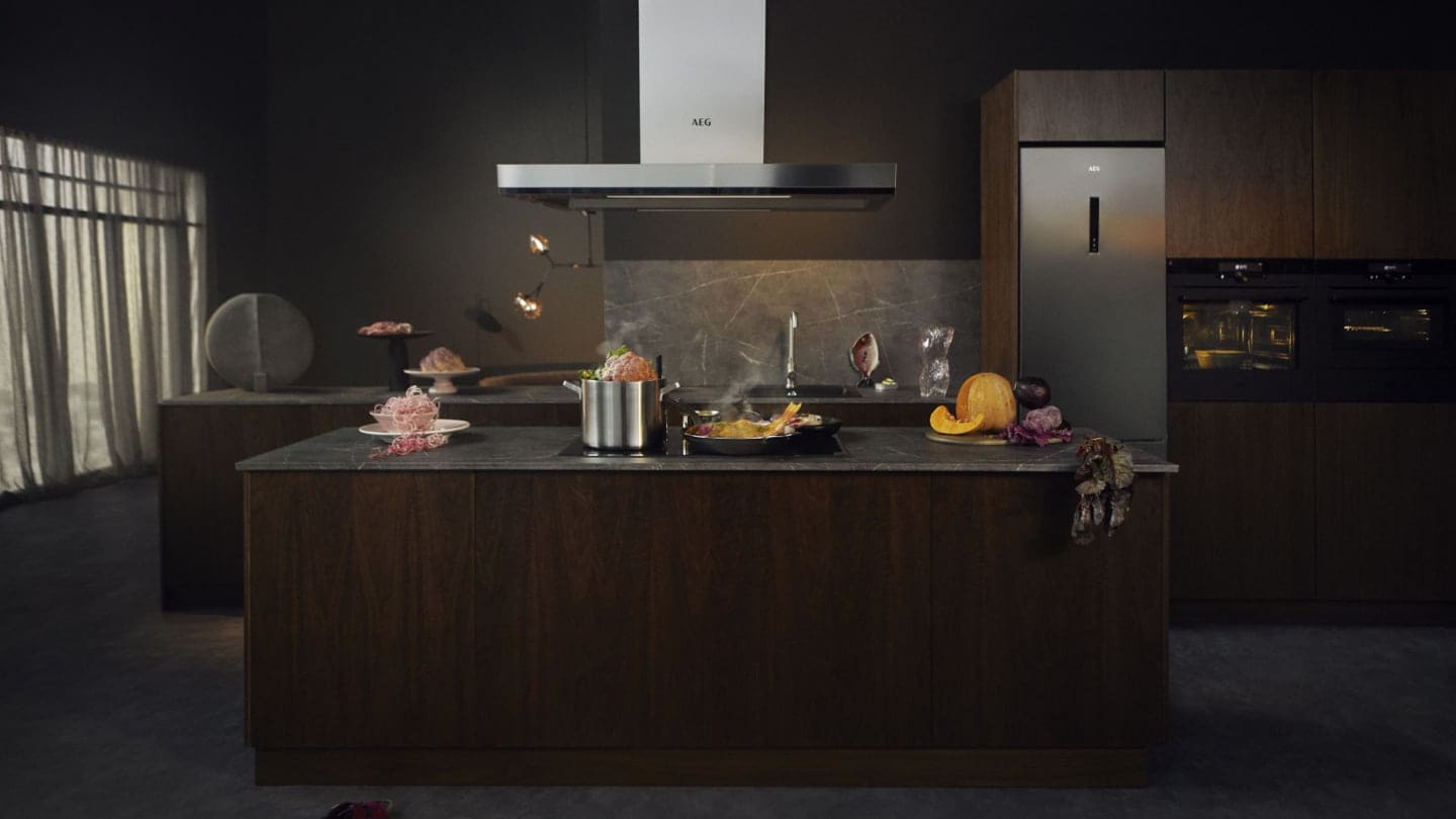 90 cm pločio gartraukis pritvirtintas prie virtuvės lubų